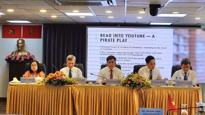 Các đại biểu chủ trì hội thảo.