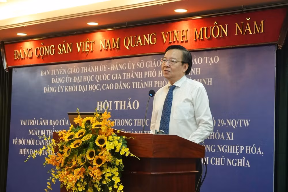 Tiến sĩ Lê Hồng Sơn, Phó Trưởng Ban Thường trực Ban Tuyên giáo Thành ủy Thành phố Hồ Chí Minh kết luận hội thảo.