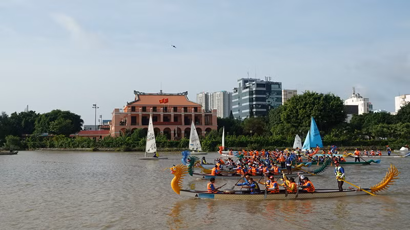 Các tàu thuyền diễu hành trên sông.