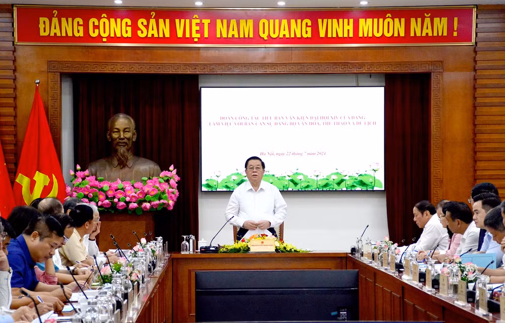 Đồng chí Nguyễn Trọng Nghĩa phát biểu chỉ đạo.