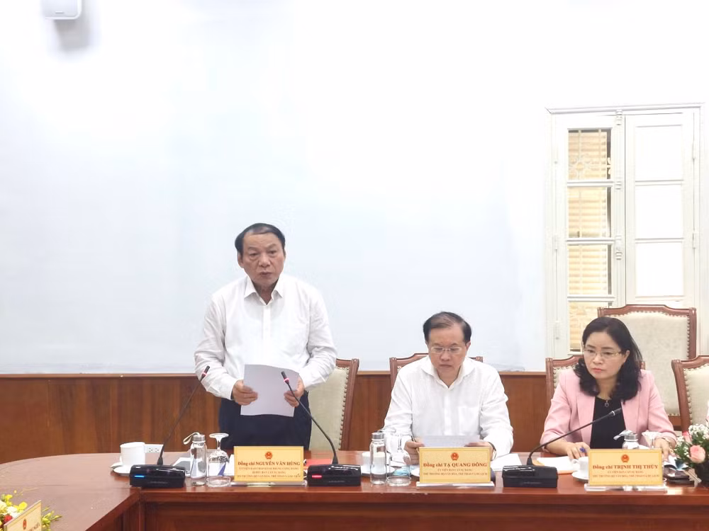 Đồng chí Nguyễn Văn Hùng, Ủy viên Trung ương Đảng, Bộ trưởng Bộ Văn hóa, Thể thao và Du lịch báo cáo tại buổi làm việc.