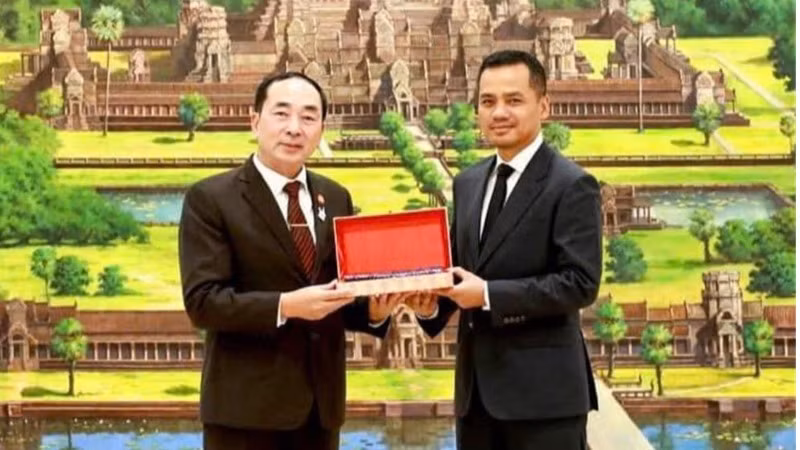 Ngài Sar Sokha, Phó Thủ tướng, Bộ trưởng Nội vụ Campuchia trao quà tặng Thứ trưởng Trần Quốc Tỏ. (Ảnh:bocongan.gov.vn)