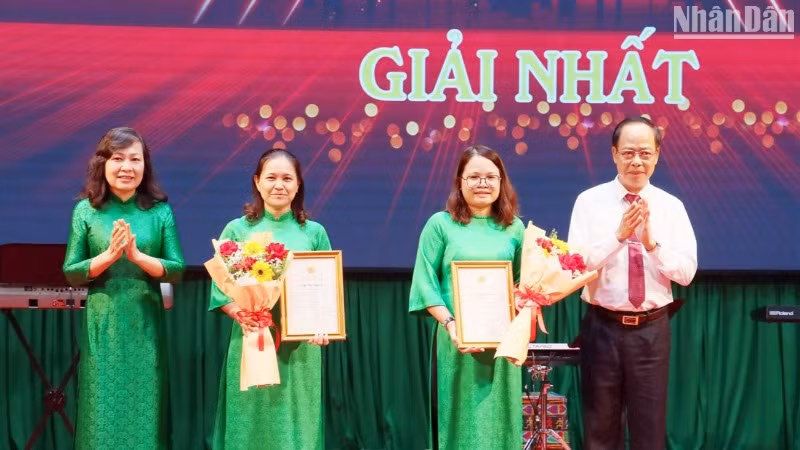 Ban tổ chức trao hoa và giấy chứng nhận cho đại diện các nhóm tác giả đoạt giải nhất