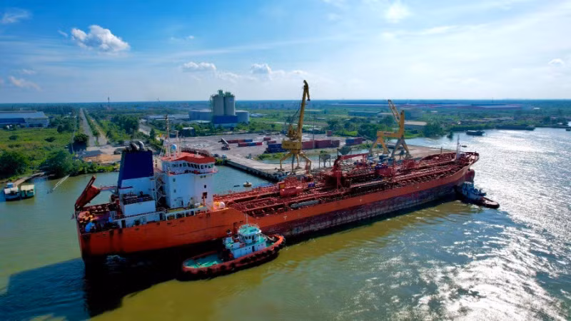 Tàu trọng tải 20 nghìn tấn cập Cảng Hậu Giang ở Khu công nghiệp Sông Hậu. Tàu trọng tải 20 nghìn tấn cập Cảng Hậu Giang ở Khu công nghiệp Sông Hậu.