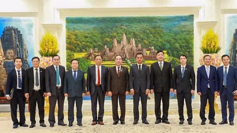 Thượng tướng Trần Quốc Tỏ, Ủy viên Trung ương Đảng, Thứ trưởng Công an đã tới chào xã giao Ngài Sar Sokha, Ủy viên Ban Thường vụ Ban Chấp hành Trung ương Đảng Nhân dân Campuchia, Phó Thủ tướng, Bộ trưởng Nội vụ Campuchia. (Ảnh: bocongan.gov.vn)