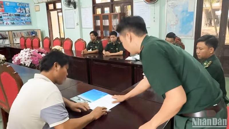 Bộ đội Biên phòng Quảng Ngãi xử phạt vi phạm hành chính ngư dân Võ Văn Tân (ở xã Nghĩa An, thành phố Quảng Ngãi), thuyền trưởng tàu cá QNg 92295 TS số tiền 125 triệu đồng về hành vi sử dụng tàu cá vượt ranh giới được phép khai thác thủy sản trên biển.