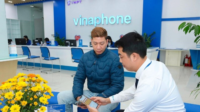 Hướng dẫn người dân sử dụng dịch vụ công trực tuyến.