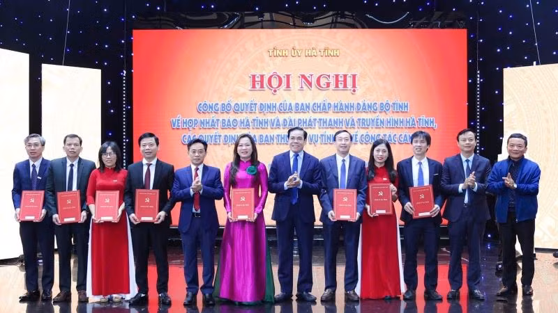 Các đồng chí lãnh đạo tỉnh Hà Tĩnh trao quyết định bổ nhiệm chức danh Tổng Biên tập, Phó Tổng Biên tập Báo Hà Tĩnh.