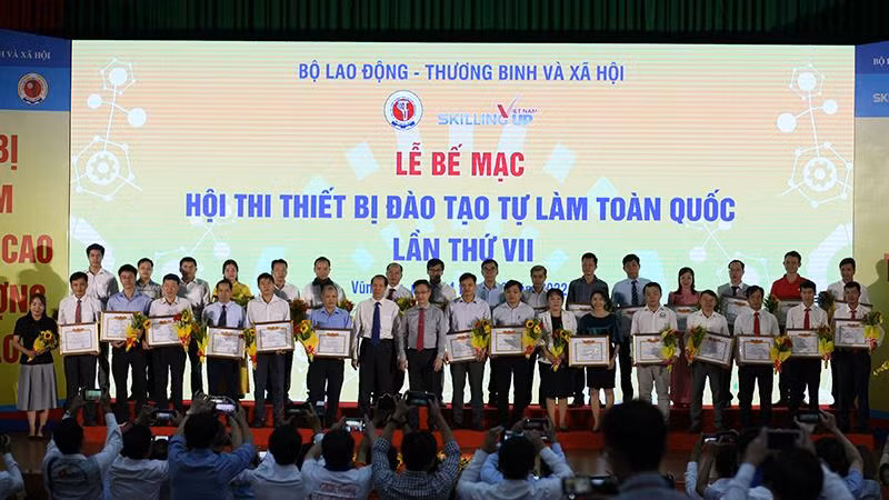 Trao thưởng cho các cá nhân đoạt giải tại Hội thi. (Ảnh: GDVT)