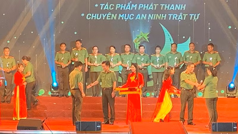 Ban tổ chức trao giải Bạc cho các tác phẩm đoạt giải.