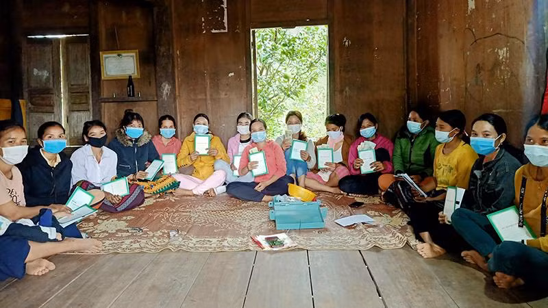 Phụ nữ dân tộc thiểu số tham gia mô hình VSLA tại xã Tà Long, huyện Đakrông, tỉnh Quảng Trị. (Ảnh: CARE quốc tế tại Việt Nam)