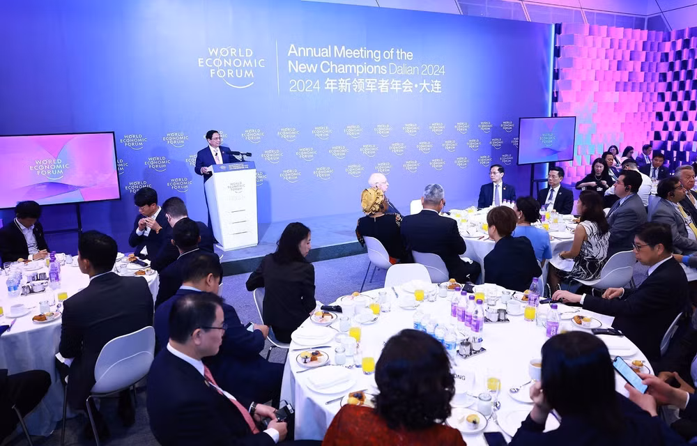 Thủ tướng Phạm Minh Chính phát biểu tại Phiên đối thoại với lãnh đạo các tập đoàn lớn của WEF. (Ảnh: TTXVN)