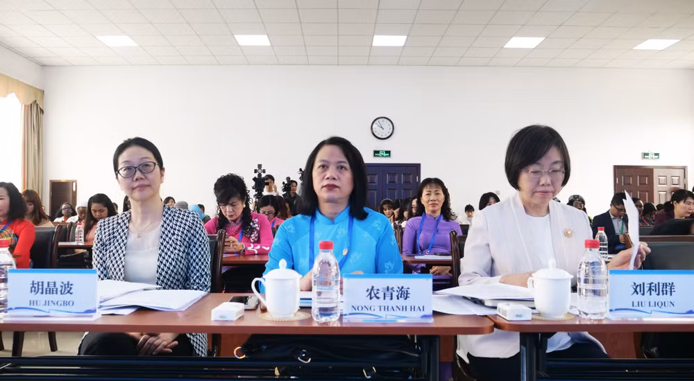 Bà Nông Thanh Hải, Chủ tịch Hội Liên hiệp Phụ nữ tỉnh Lạng Sơn và các đại biểu tham dự chương trình.