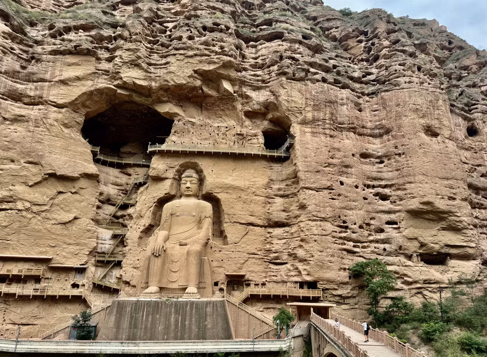 Du khách choáng ngợp trước bức tượng Đại Phật cao lớn.