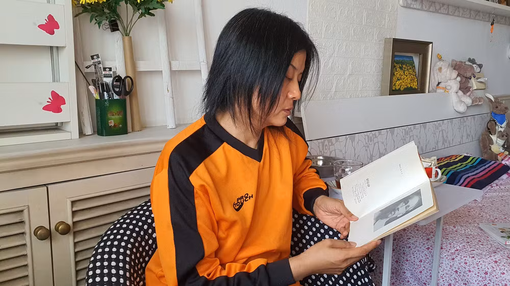 Cát Kiến Phương với tập thơ Nhật ký trong tù.