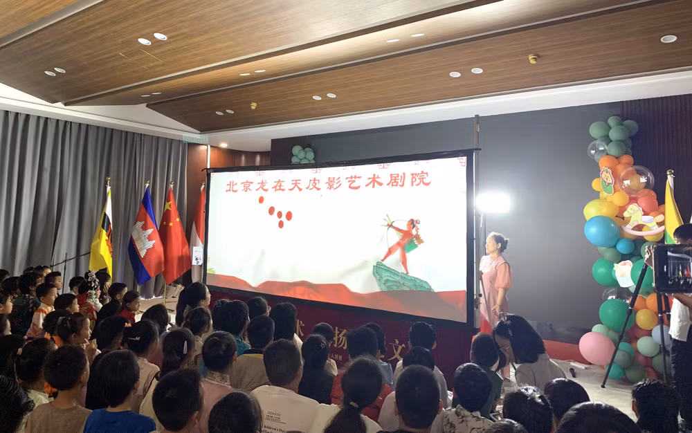 Nghệ thuật rối bóng Trung Quốc thu hút sự quan tâm của các bạn nhỏ.