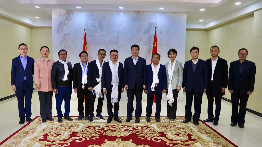 Đoàn đại biểu Báo Nhân Dân chụp ảnh lưu niệm cùng lãnh đạo khu tự trị Tây Tạng.