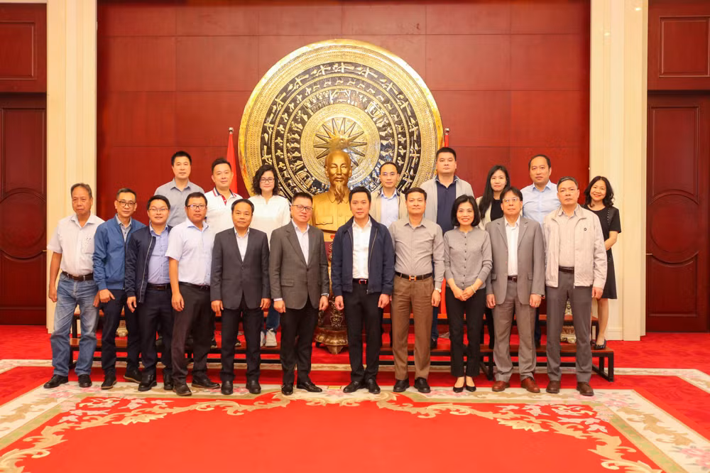 Đoàn đại biểu Báo Nhân Dân và lãnh đạo Đại sứ quán, các cơ quan báo chí Việt Nam thường trú tại Trung Quốc.