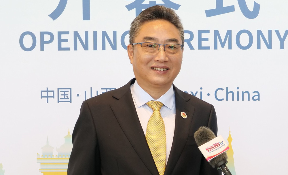 Ông Sử Trung Tuấn, Tổng Thư ký Trung tâm ASEAN-Trung Quốc trả lời phỏng vấn của phóng viên Báo Nhân Dân thường trú tại Trung Quốc.
