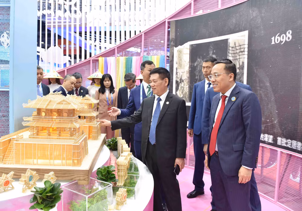 Phó Thủ tướng Hồ Đức Phớc tham quan khu gian hàng Việt Nam.