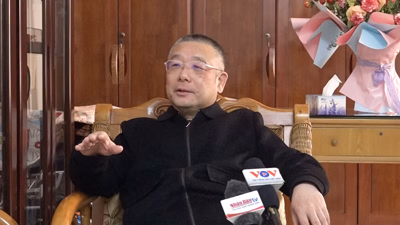 Ông Vi Tiêu Nghị trả lời phỏng vấn của phóng viên Báo Nhân Dân.