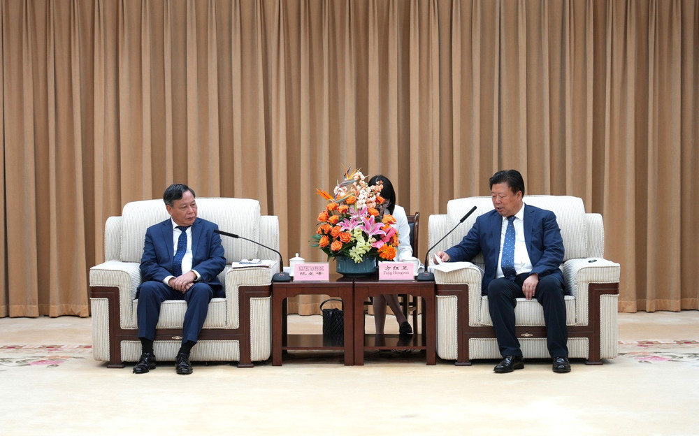Đồng chí Nguyễn Văn Phong, Phó Bí thư Thành ủy Hà Nội và đồng chí Phương Hồng Vệ, Ủy viên Ban Thường vụ Tỉnh ủy Thiểm Tây, Bí thư Thành ủy Tây An.