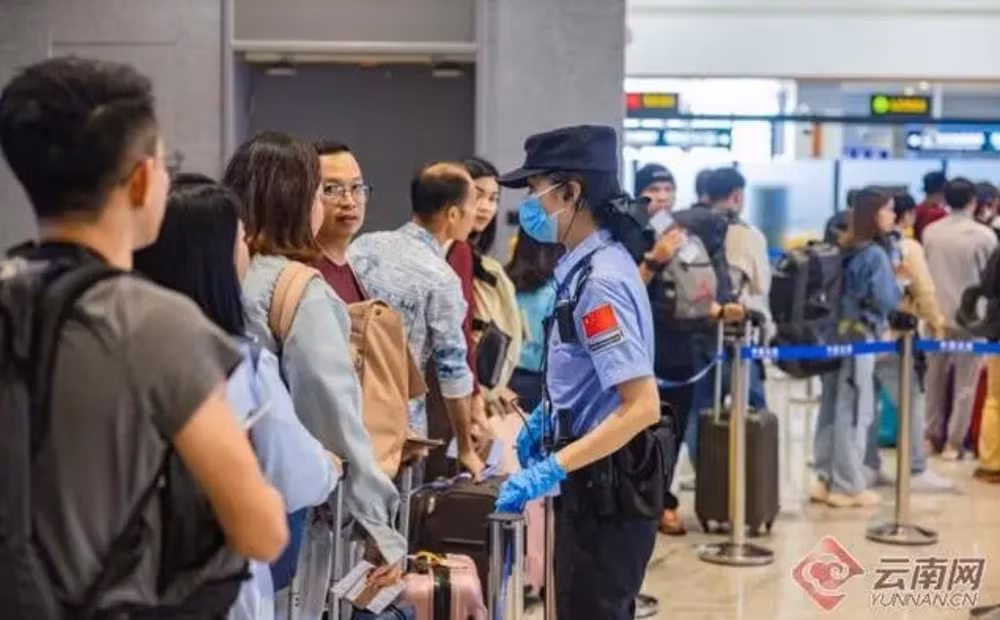 Du khách làm thủ tục xuất nhập cảnh tại một cửa khẩu giữa Lào và Trung Quốc. (Ảnh: yunnan.cn)