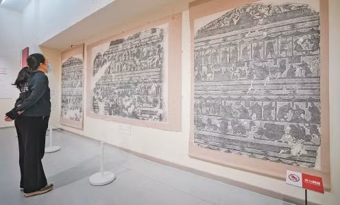 Du khách tham quan tranh khắc đá ở Bảo tàng tỉnh Sơn Đông, Trung Quốc. (Ảnh: Thời báo Tế Nam)