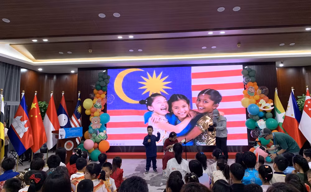 Các bạn thiếu nhi Malaysia biểu diễn tiết mục dân ca truyền thống.