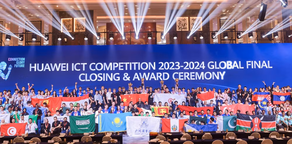 Các đội tuyển tham gia vòng chung kết tại lễ trao giải cuộc thi.