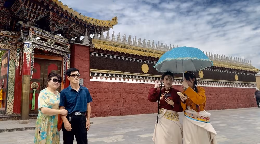 Du khách trong bộ trang phục truyền thống của người Tạng.