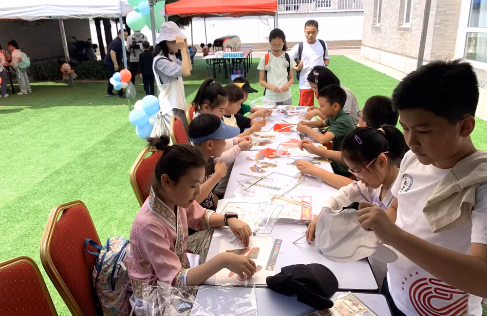 Cùng nhau trải nghiệm làm đạo cụ rối bóng.