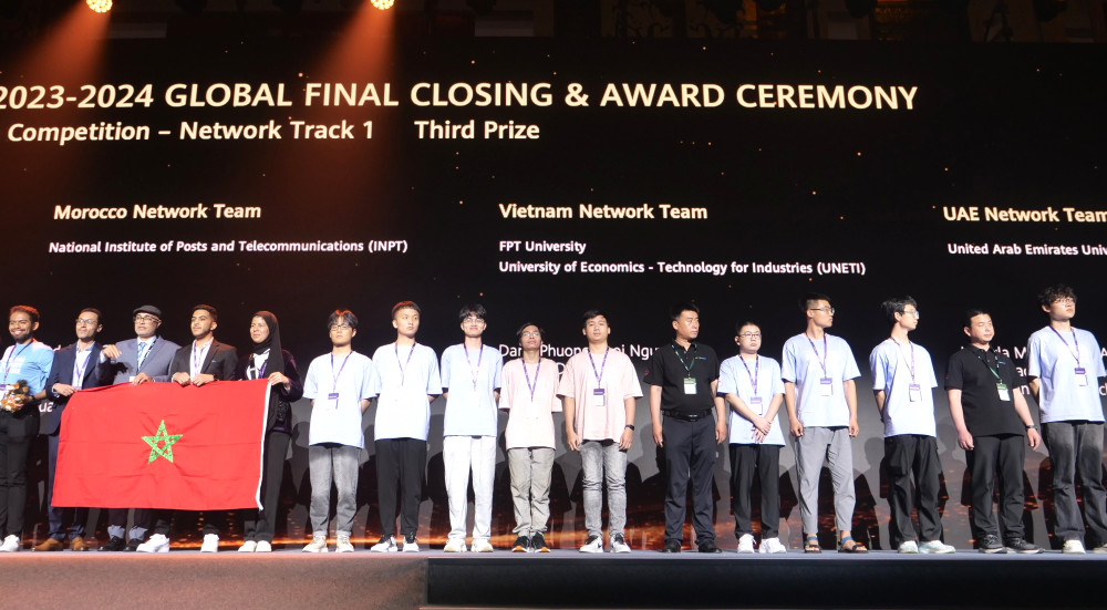 Hai sinh viên Việt Nam (thứ 7 và 8 từ trái sang) nhận giải Ba cuộc thi.