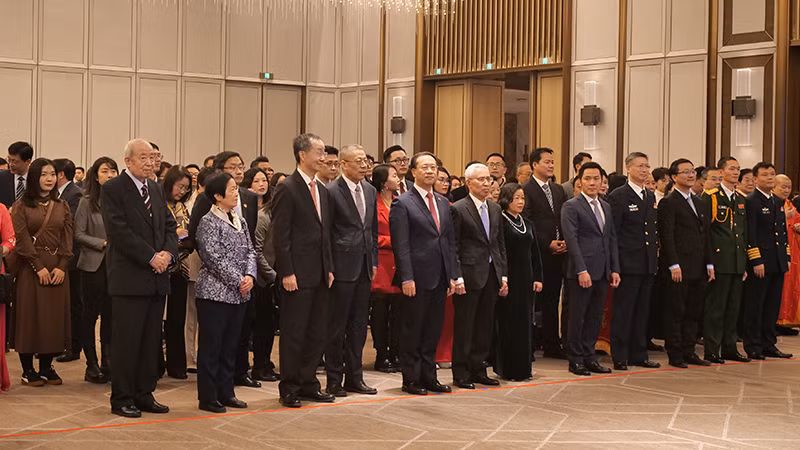 Các quan khách tham dự buổi lễ.