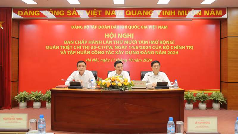 Các đồng chí lãnh đạo PVN chủ trì Hội nghị Ban Chấp hành Đảng bộ Tập đoàn lần thứ XVIII.