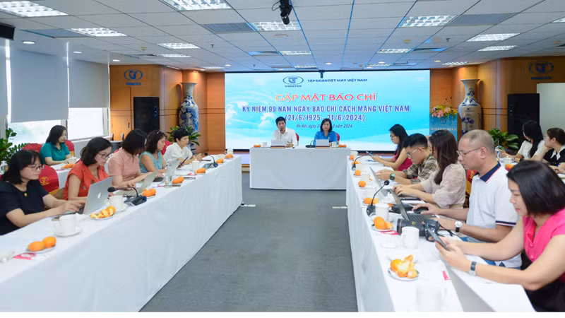 Lãnh đạo Vinatex thông tin với báo chí về hoạt động sản xuất kinh doanh những tháng đầu năm.