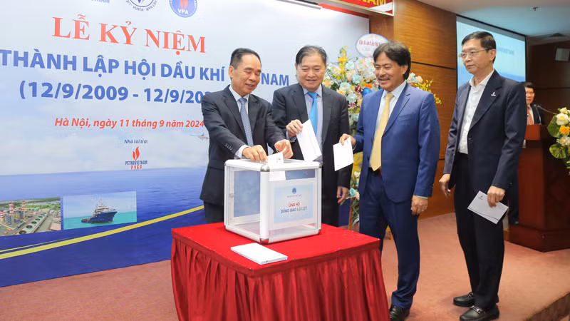 Các đại biểu quyên góp ủng hộ người dân các địa phương chịu ảnh hưởng bởi cơn bão số 3.