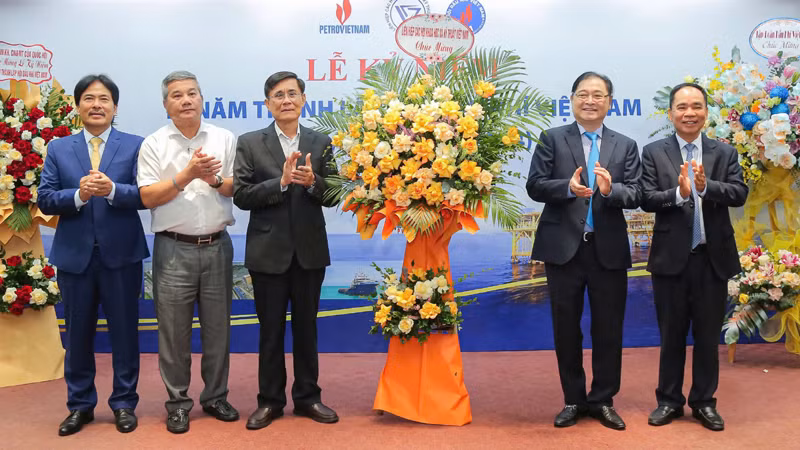 Tiến sĩ khoa học Phan Xuân Dũng tặng lẵng hoa chúc mừng Hội Dầu khí Việt Nam nhân dịp kỷ niệm 15 năm thành lập.