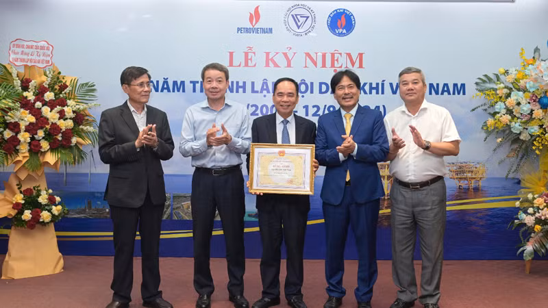 Vụ trưởng Vụ Khoa học và Công nghệ Lý Quốc Hùng trao bằng khen của Bộ Công thương ghi nhận những thành tích xuất sắc của Hội Dầu khí Việt Nam.