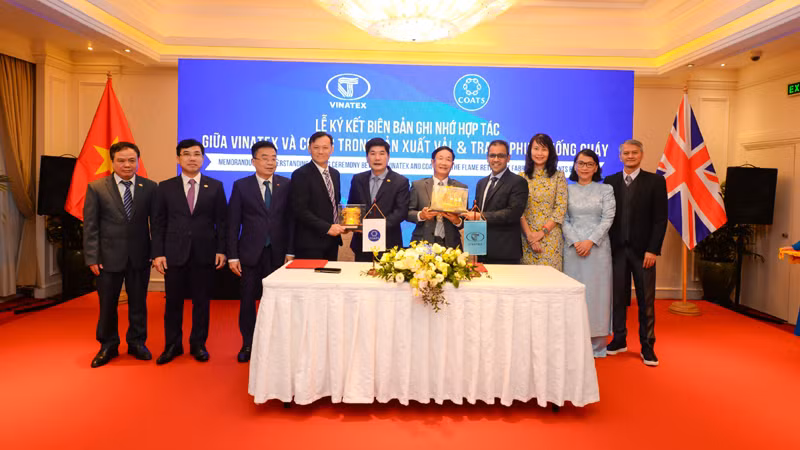 Lãnh đạo hai tập đoàn chứng kiến lễ ký biên bản và trao tặng phẩm lưu niệm