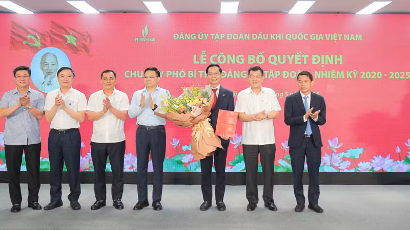 Lãnh đạo các Ban Đảng Trung ương, Đảng ủy Khối Doanh nghiệp Trung ương, Đảng ủy PVN chúc mừng đồng chí Trần Quang Dũng.