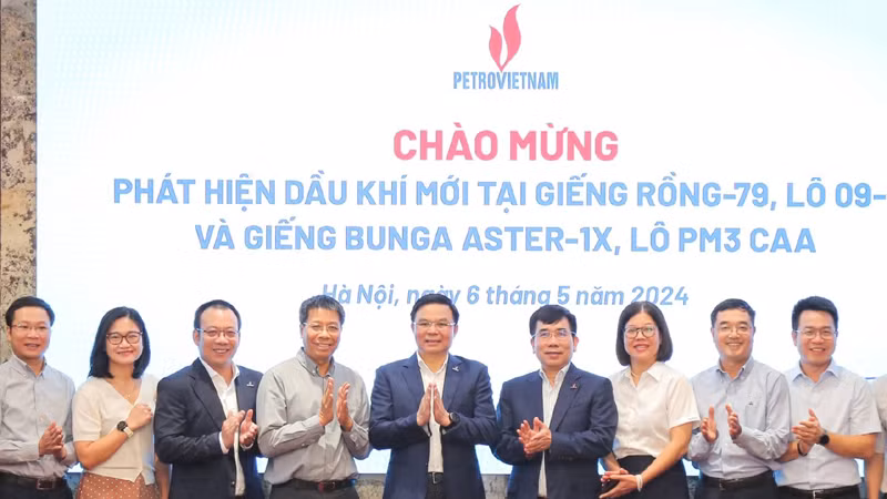 Lãnh đạo PVN, các ban chuyên môn, đơn vị thành viên chúc mừng thành công từ 2 phát hiện mới.