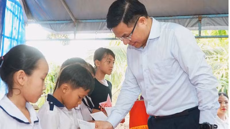 Chủ tịch Hội đồng thành viên PVN Lê Mạnh Hùng trao học bổng cho các em học sinh.