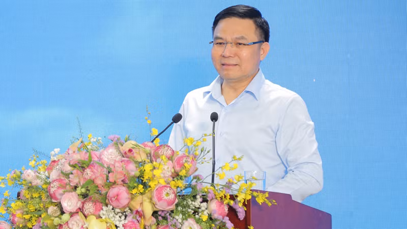 Bí thư Đảng ủy, Chủ tịch Hội đồng thành viên PVN Lê Mạnh Hùng phát biểu tại hội nghị.