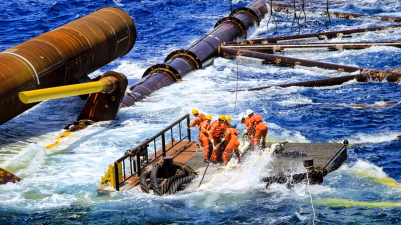 Người lao động dầu khí lắp đặt công trình trên biển.