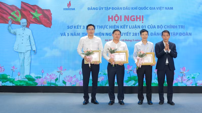 Phó trưởng Ban Tuyên giáo Trung ương Vũ Thanh Mai trao bằng khen cho các tập thể có thành tích xuất sắc trong thực hiện Kết luận 01.