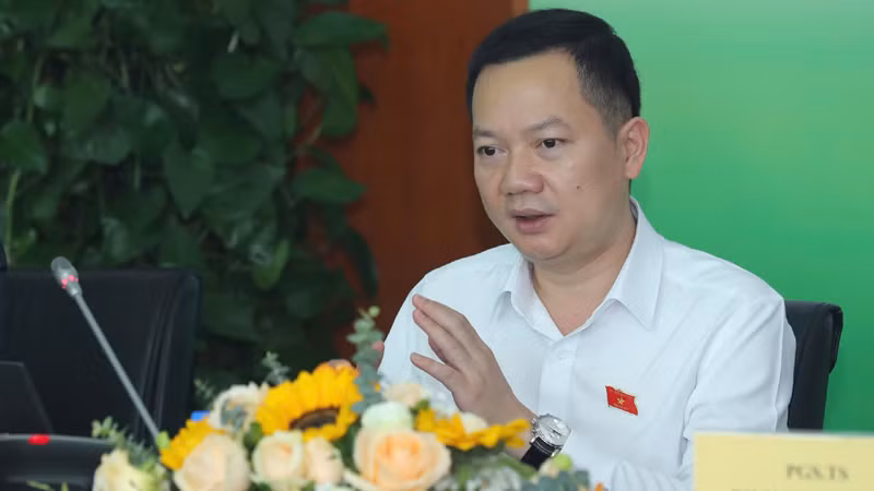 Đại biểu Quốc hội, Ủy viên Thường trực Ủy ban Quốc phòng và An ninh của Quốc hội Trịnh Xuân An trao đổi tại tọa đàm.