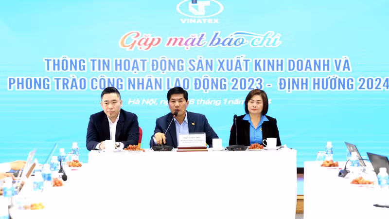 Lãnh đạo Vinatex thông tin về tình hình sản xuất kinh doanh năm 2023.