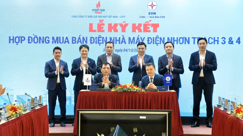 Tổng Giám đốc PV Power Lê Như Linh và Giám đốc EVNEPTC Lê Khắc Hưng ký hợp đồng PPA Nhà máy điện Nhơn Trạch 3, 4.