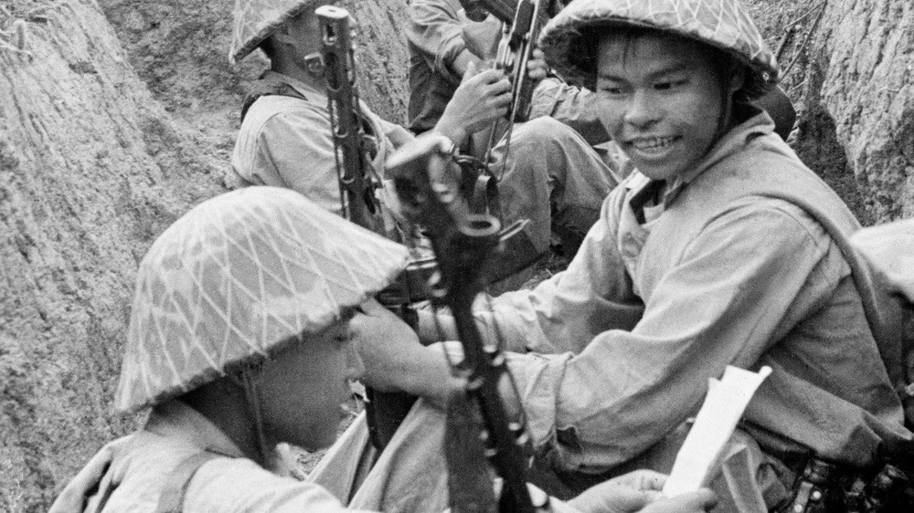 Để bảo đảm cho bộ đội có cơm, canh nóng để ăn, bộ đội ta đã sử dụng thứ gì? ảnh 1 Để bảo đảm cho bộ đội có cơm, canh nóng để ăn, bộ đội ta đã sử dụng thứ gì?